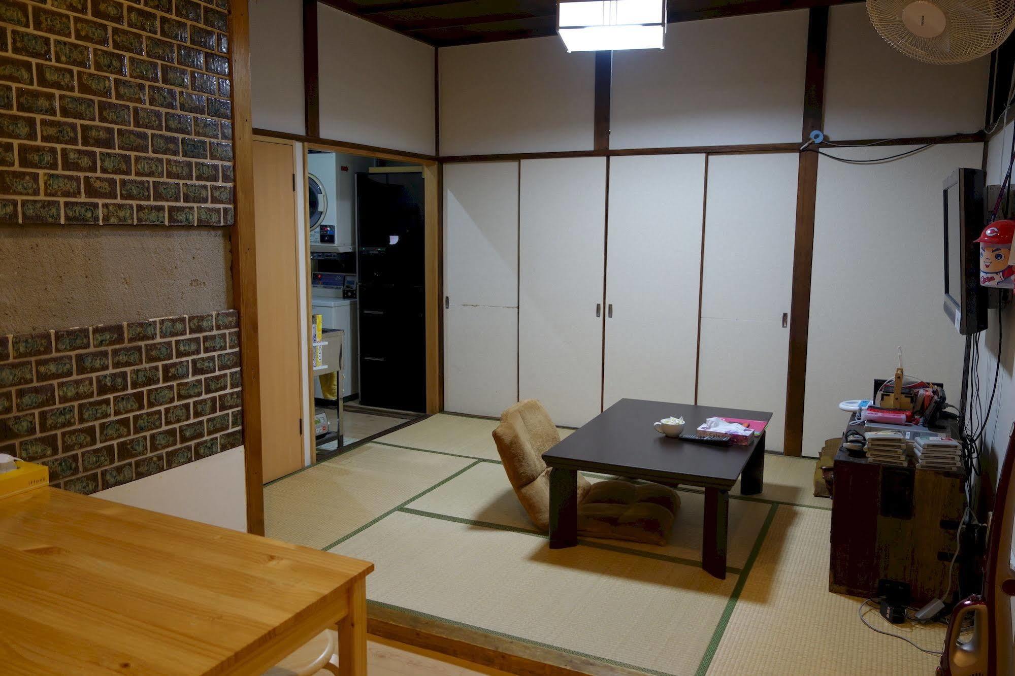 Guesthouse Akicafe Inn Hiroshima Exterior photo