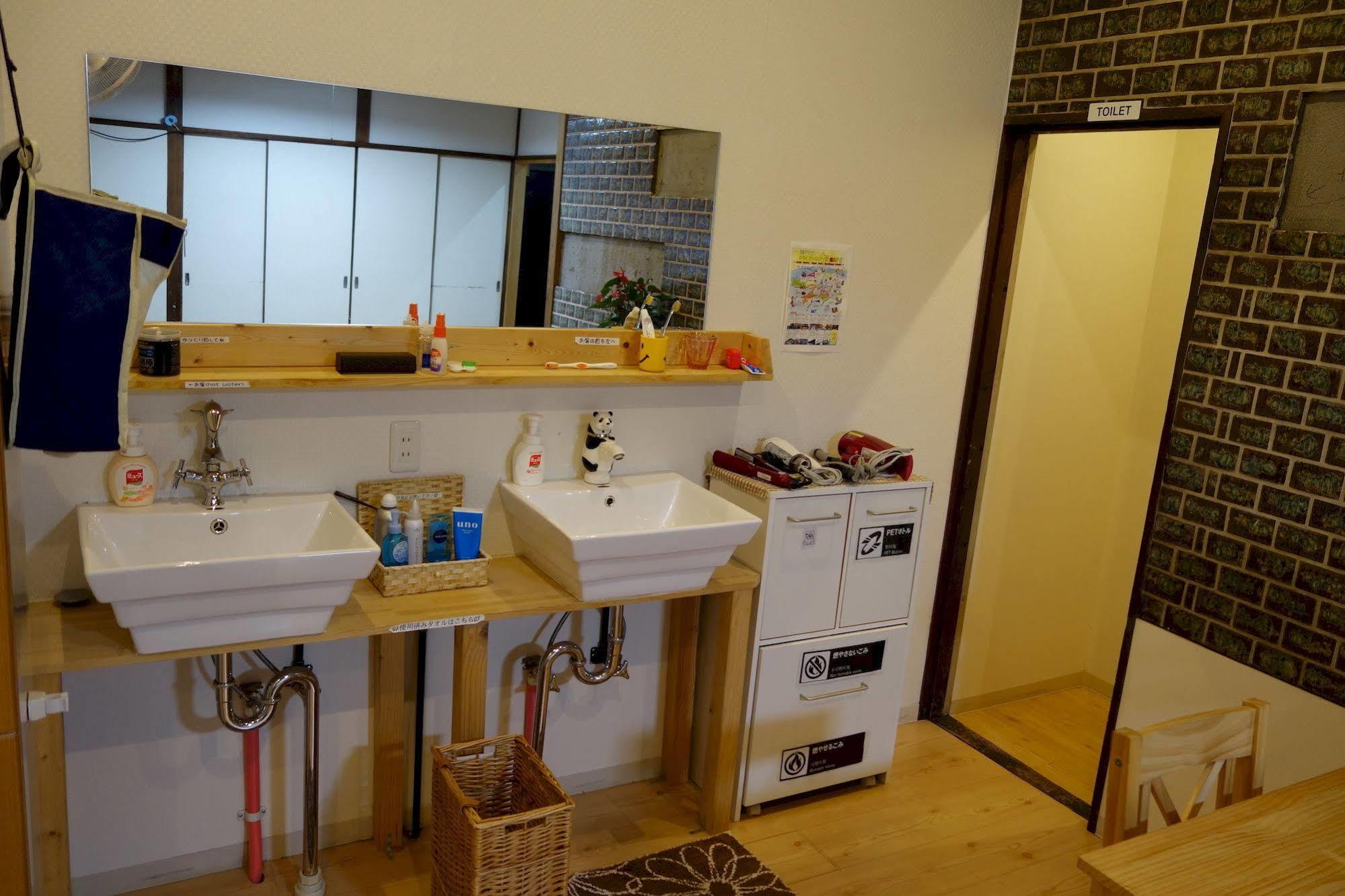 Guesthouse Akicafe Inn Hiroshima Exterior photo