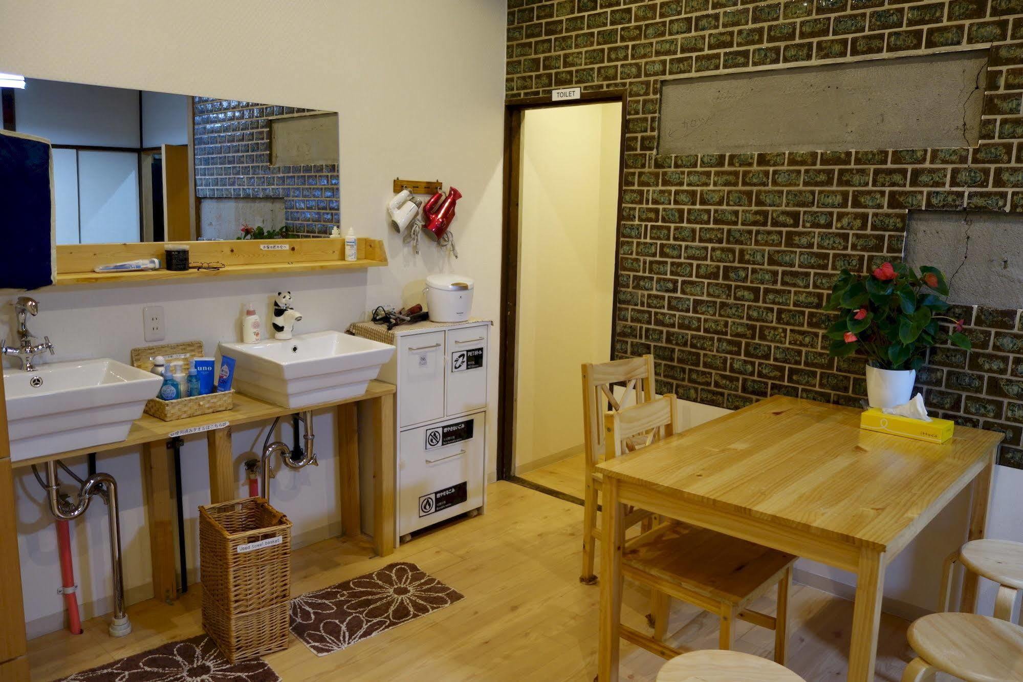 Guesthouse Akicafe Inn Hiroshima Exterior photo